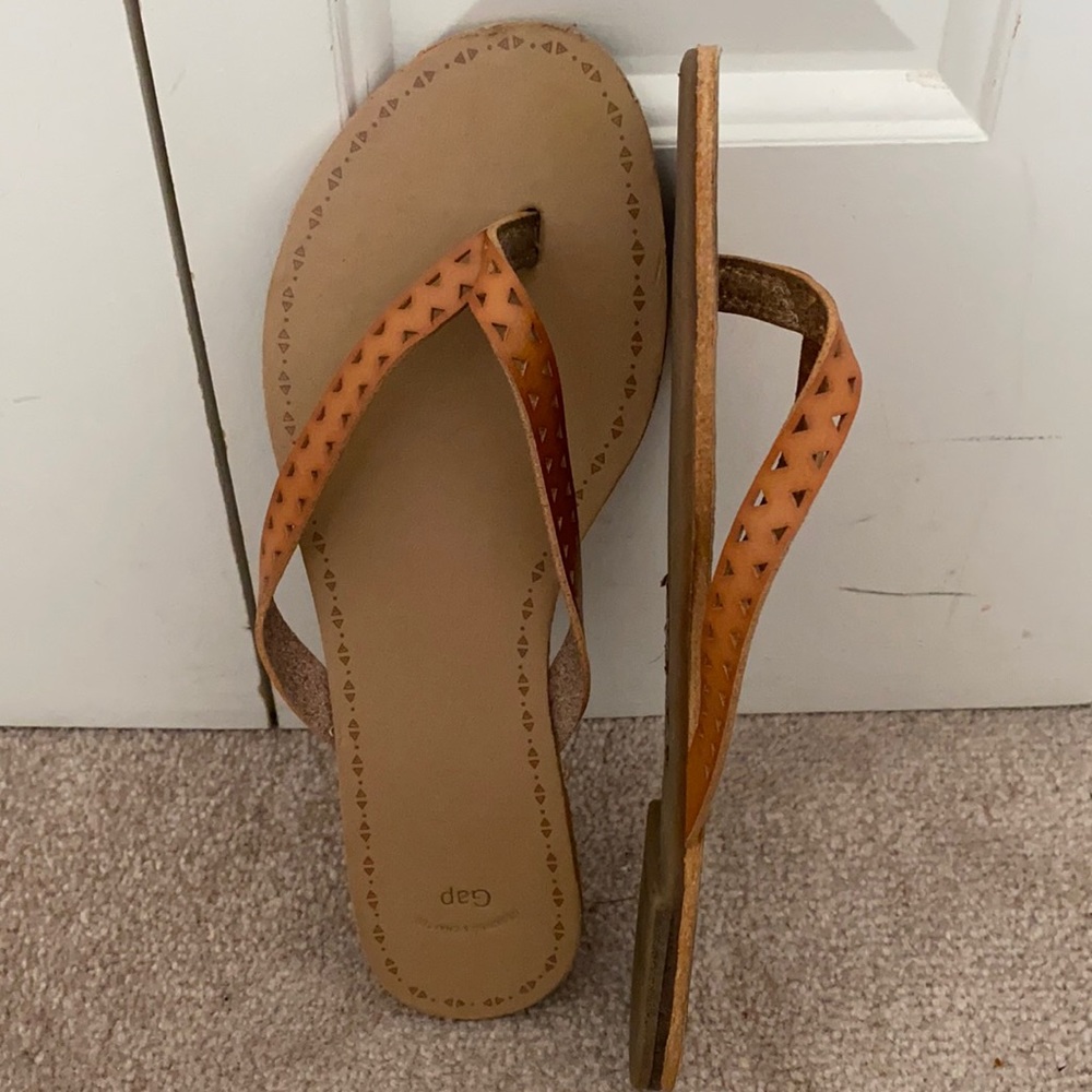 Gap flip flops / sandals